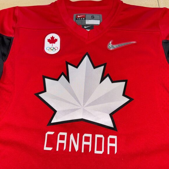 Nike Team Canada 2018 Olympic Red NHL Jersey - Picture 2 of 8